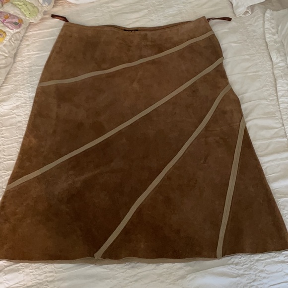 Ladies Dex suede skirt. - Picture 4 of 6